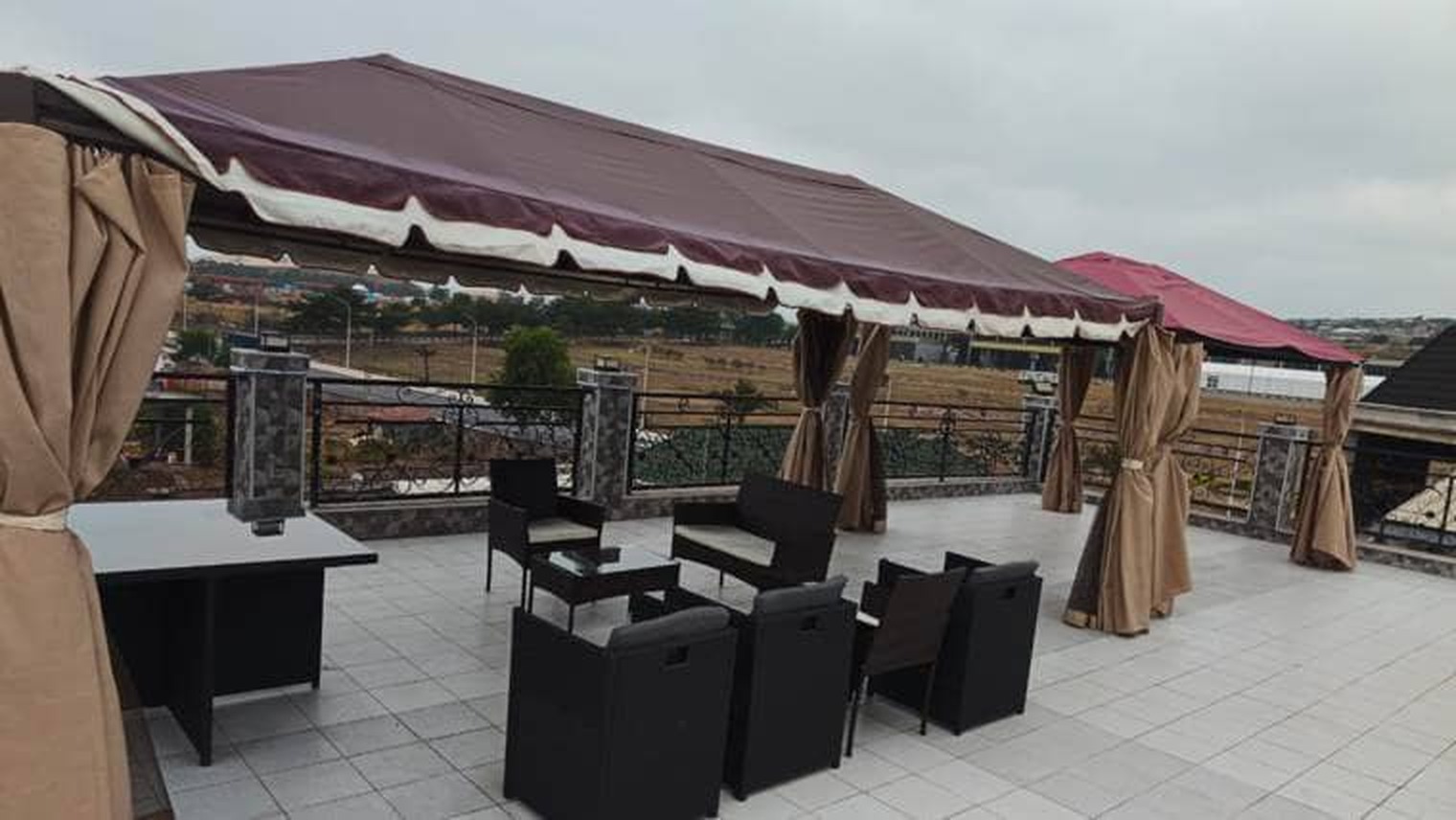 Terrasse d'affaires et espace professionnel en plein air